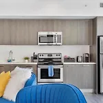 X- Lounge III - High-Rise With Rooftop Pool & Panoramic City Views